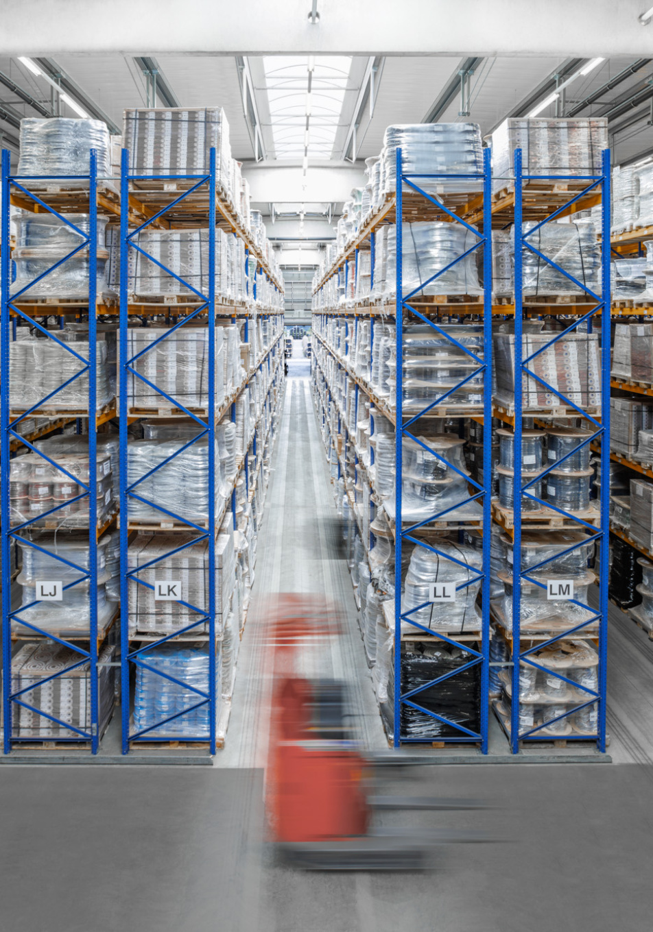 Gabelstapler im Einsatz in einem Lager, festgehalten in professioneller Industriefotografie für Unternehmen.