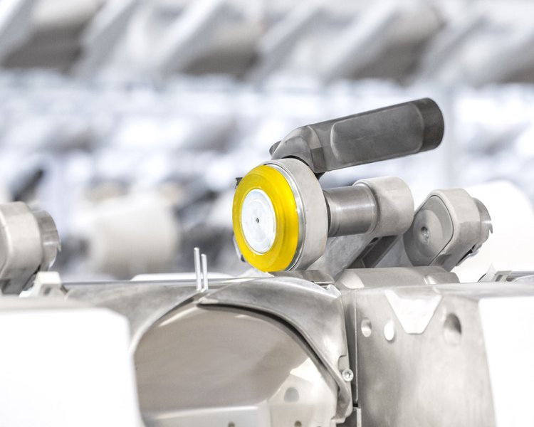 Professionelle Industriefotografie einer Maschine mit gelben und weißen Tasten, die für Unternehmen von Bedeutung ist.